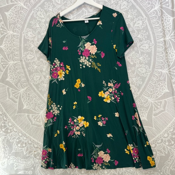 COPY - 💚👗BEAUTIFUL DESIGNER DRESS 744 SIZE L BEAUTIFUL CELTICS GREEN FLORAL PIN… - Picture 1 of 8